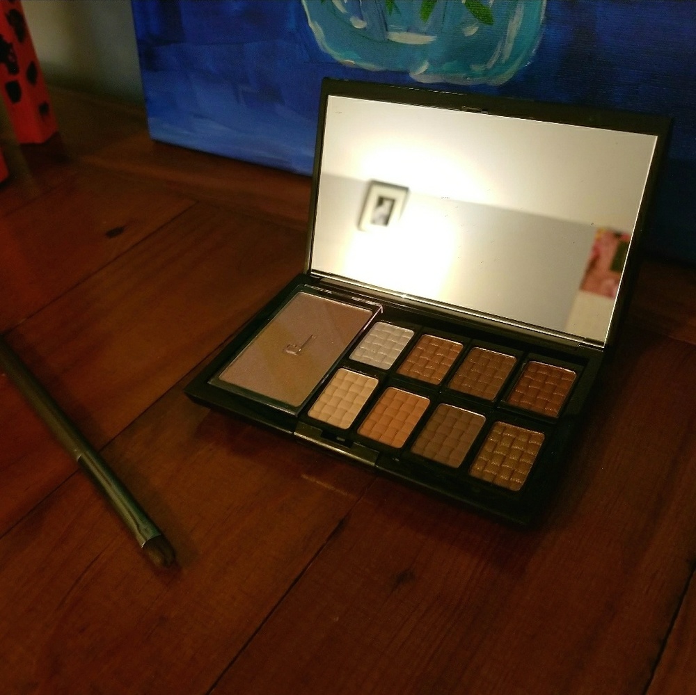 Doucce Freematic Eyeshadow Pro Palette in Nude